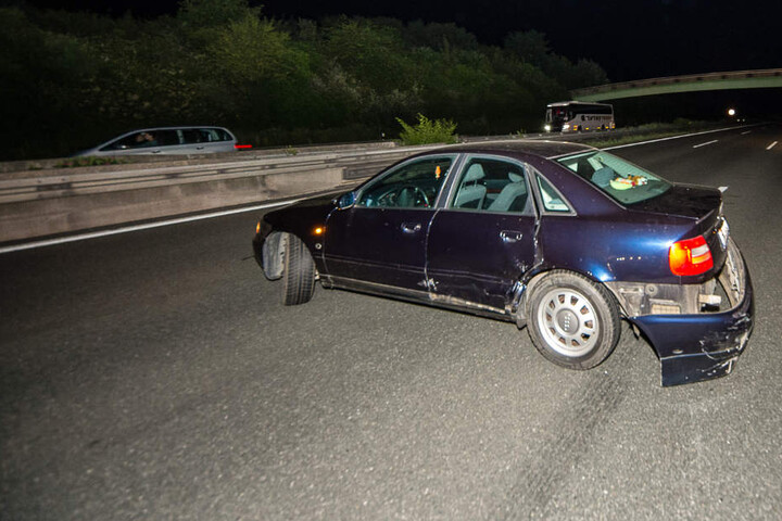 Der Audi blieb quer zur Autobahn stehen.
