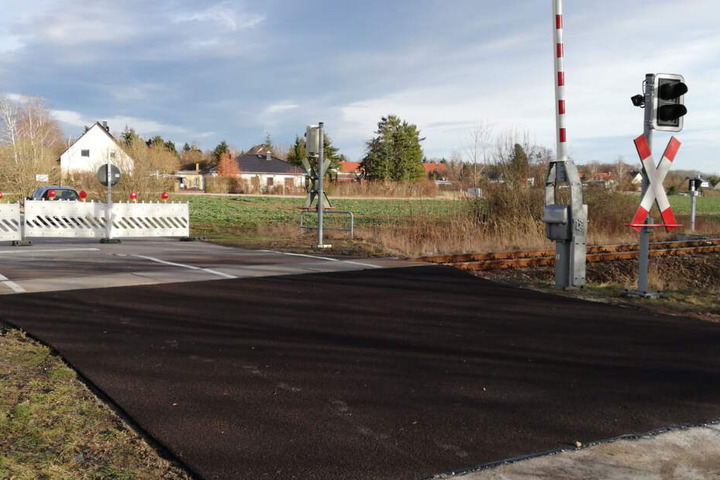 Bis zum Donnerstagmorgen soll der Beton ausgehärtet sein. Ab 6 Uhr ist der Bahnübergang dann wieder befahrbar.