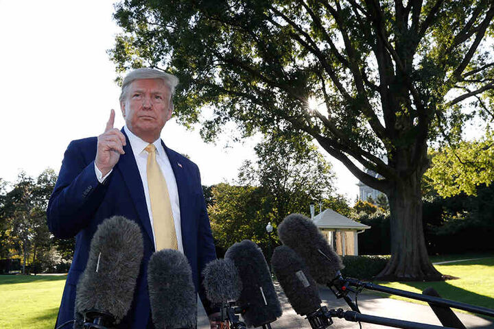 Trump spricht mit Journalisten vor dem Weißen Haus in Washington. (Archivbild)