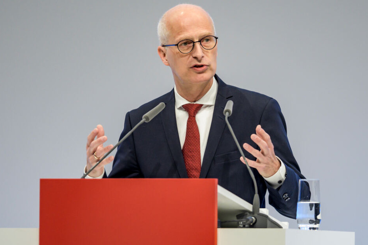 Peter Tschentscher (SPD), Hamburgs Erster Bürgermeister, steht auf dem Podium.