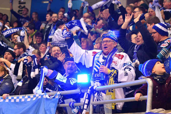Die Eislöwen-Fans feiern den Derbysieg.