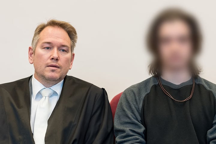Der Angeklagte sitzt in Detmold neben seinem Anwalt Carsten Ernst.