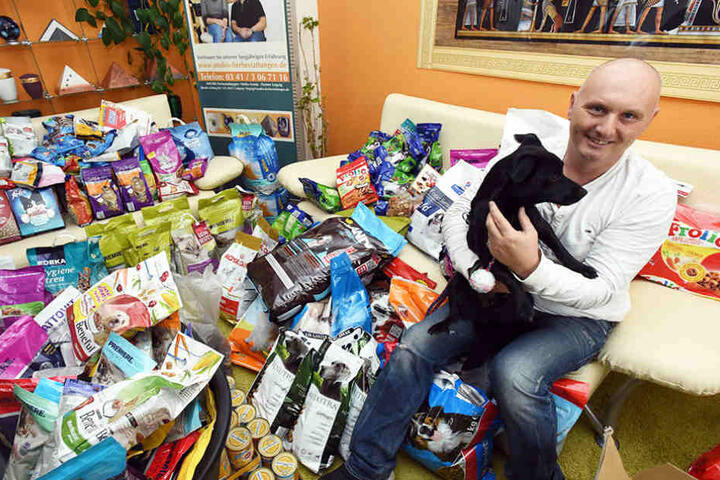 Er ist der Initiator der „Tafel der vier Pfoten“: Heiko Amme mit seinem
Dackel-Pinscher-Mix „Felix“.