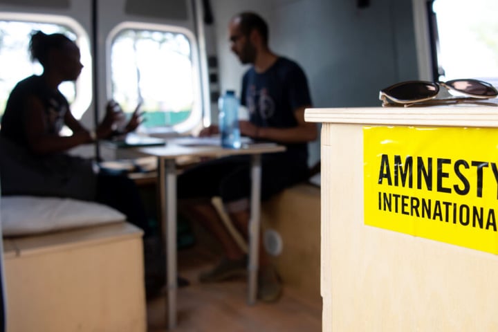 An dem Infobus, der in Bayern unterwegs ist, ist auch Amnesty International beteiligt.