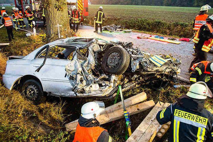 Der Honda ist komplett demoliert.
