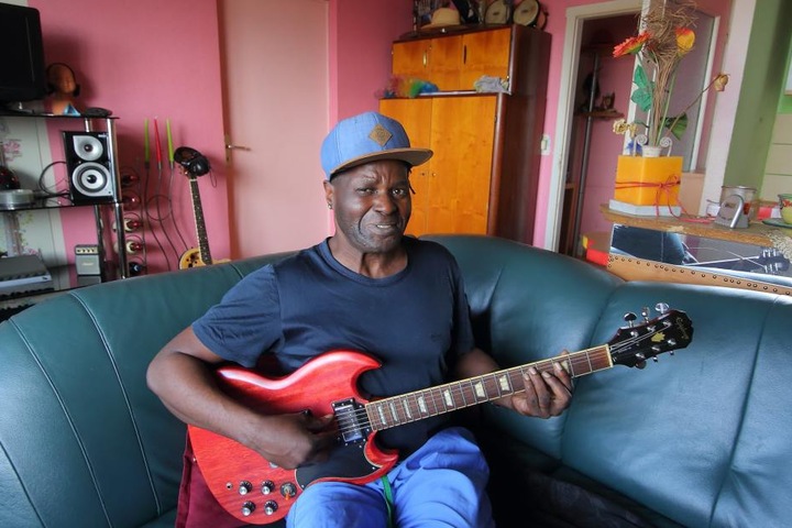 Hobbymusiker Roberto Vitorino Guianhela (52) lebt gerne in seiner liebevoll eingerichteten Wohnung.