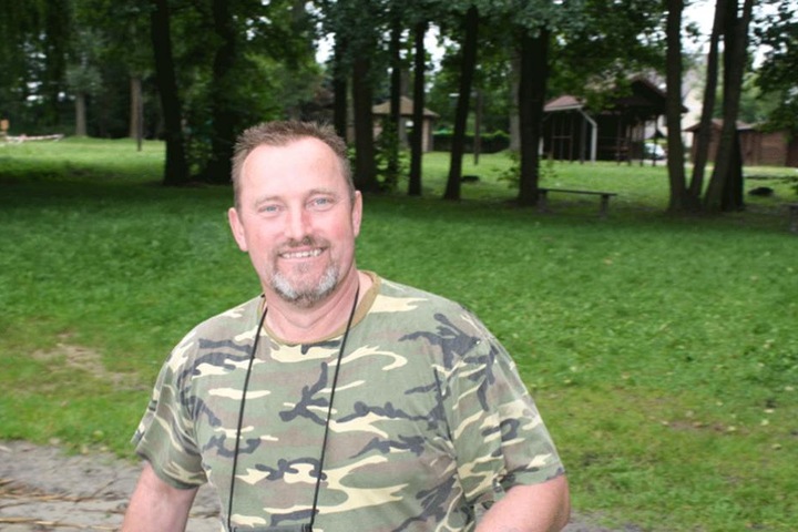 Die Polizei sucht nach Personen, die diesen Mann kennen.
