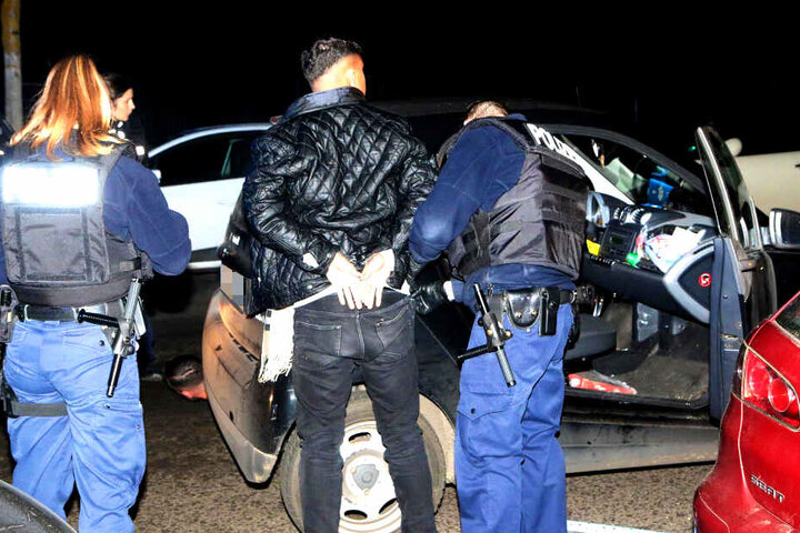 Auch sein Beifahrer wurde von der Polizei in Gewahrsam genommen.