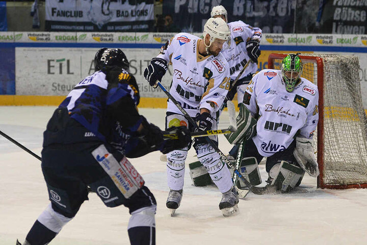 Mach‘s nochmal! Teemu Rinkinen (v.) fand in den Play-offs gegen Bietigheim hier die Lücke zum 1:0.