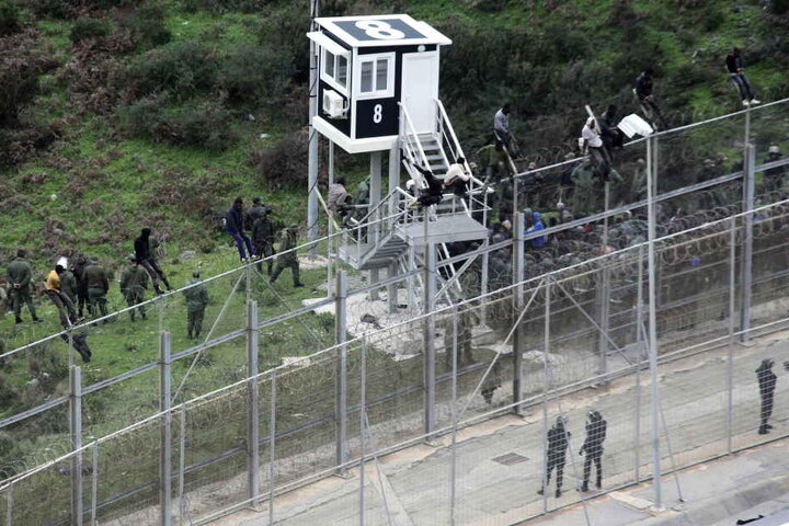 Immer wieder versuchen Flüchtlinge den Zaun zu überwinden und von Marokko nach Spanien zu gelangen.