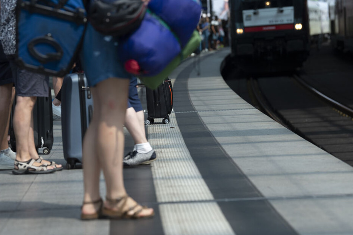 Das Mädchen hatte mit ihrer Freundin am Bahnsteig herumgealbert, bevor sie das Gleichgewicht verlor (Symbolbild).