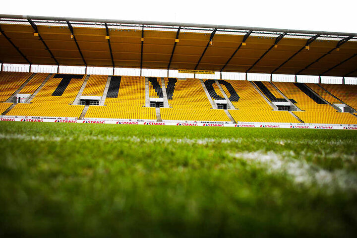Im DFB-Pokal muss Bayer Leverkusen auf dem modernen, engen TIvoli bei Alemannia Aachen antreten.