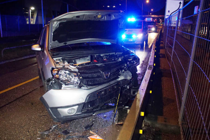 Der Dacia der Unfallverursacherin. Die 47-Jährige musste zur Blutabnahme, nachdem den Beamten Alkoholgeruch aufgefallen war.