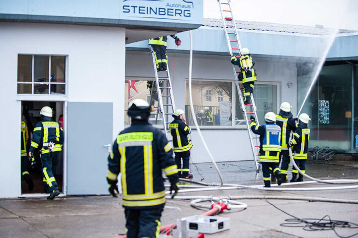 Das Autohaus stand beim Eintreffen im Vollbrand.
