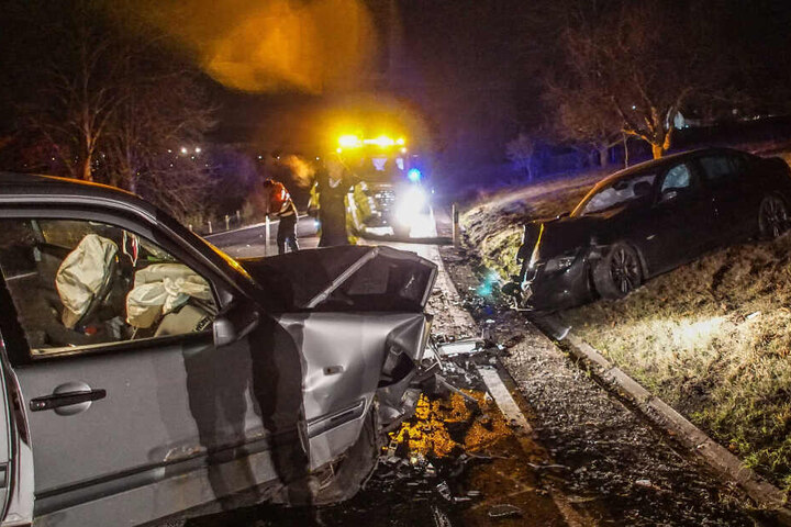Die Autos stießen frontal zusammen.