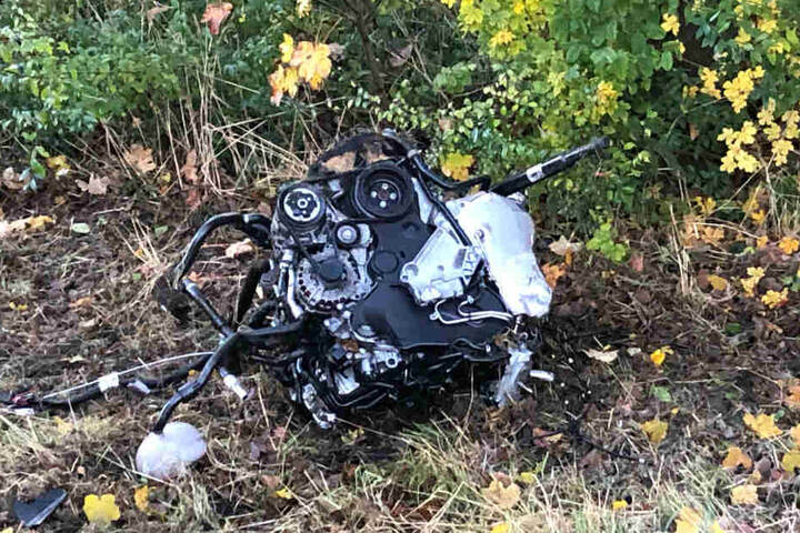 Der Motorblock eines Unfallfahrzeugs wurde in den Straßengraben geschleudert.