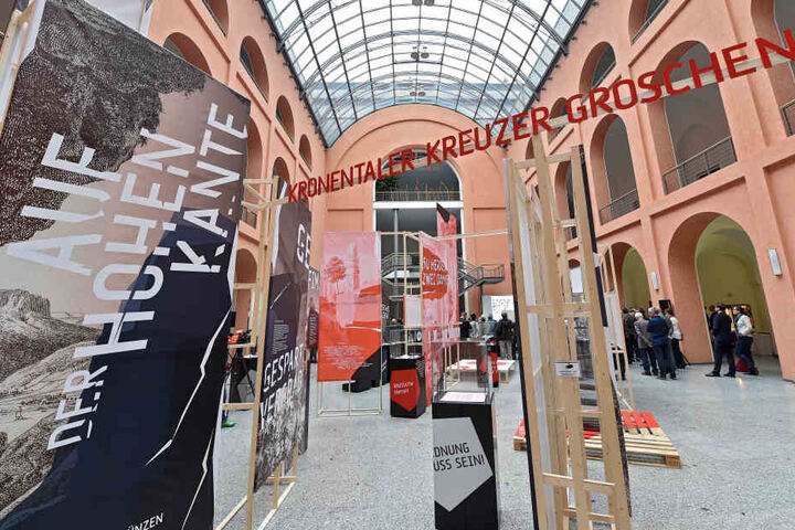 Besucher können den Schatz täglich kostenlos im Lichthof des
Finanzministeriums am Carolaplatz 1 bestaunen.