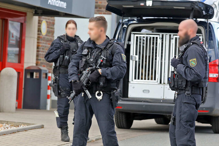 Die Polizei ist schwer bewaffnet vor Ort.