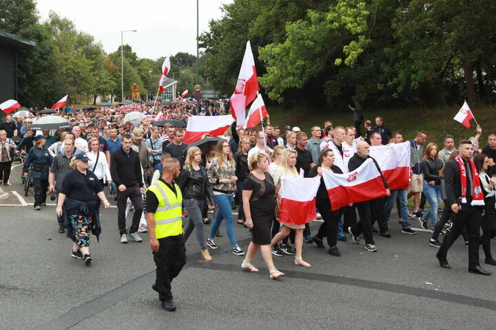 Polen und Briten ziehen beim Schweigemarsch in Gedenken an Arkadiusz Jozwik durch Harlow.
