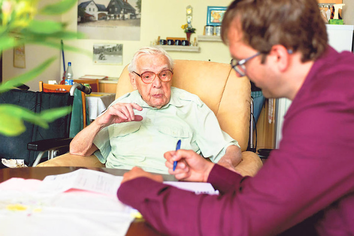 Pflege gekündigt: Richard Vogel (101) im Gespräch mit MOPO-Reporter Hermann
Tydecks (34).