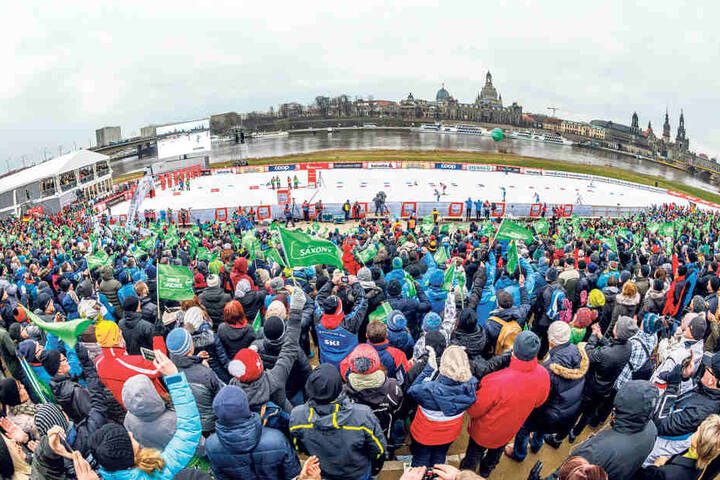 Die Tribüne am Start-Ziel-Bereich war brechend voll. Allein hier feuerten über 3000 Zuschauer die Langlaufstars an.