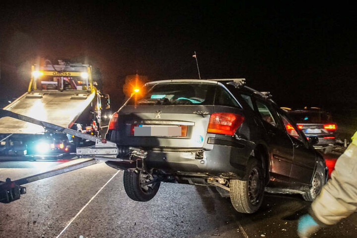 Engelchen flieg: Das Heck des Peugeot wurde nah oben gehievt.