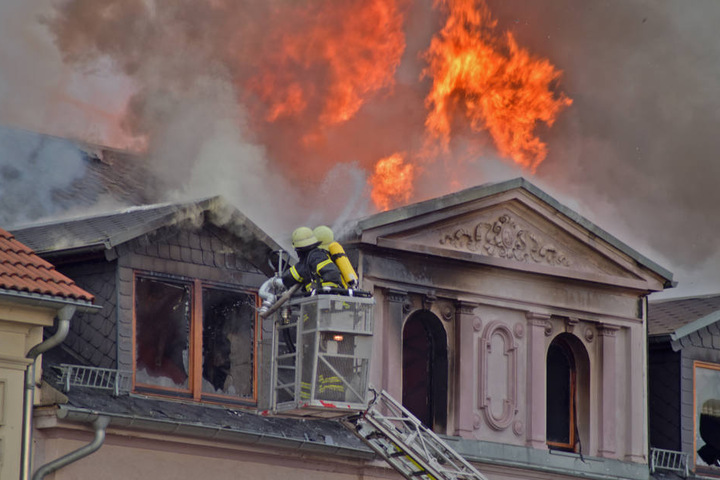 Die Flammen schlagen meterhoch aus dem Dach.