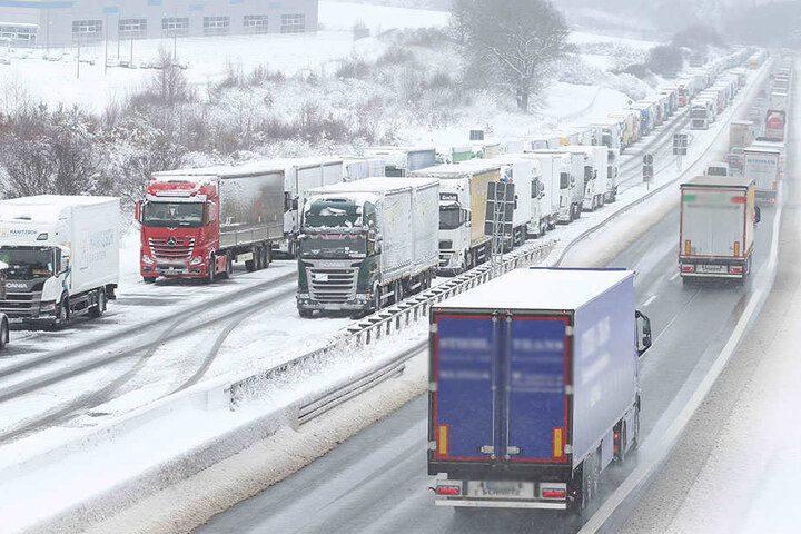 Stau auf der A72. Teilweise stehen die Fahrer hier bereits seit Mittwochabend.