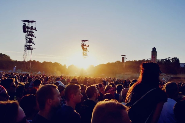 Mit rund 40.000 Fans war die Leipziger Festwiese zwar deutlich nicht ausverkauft, dennoch war der Platz gut gefüllt.