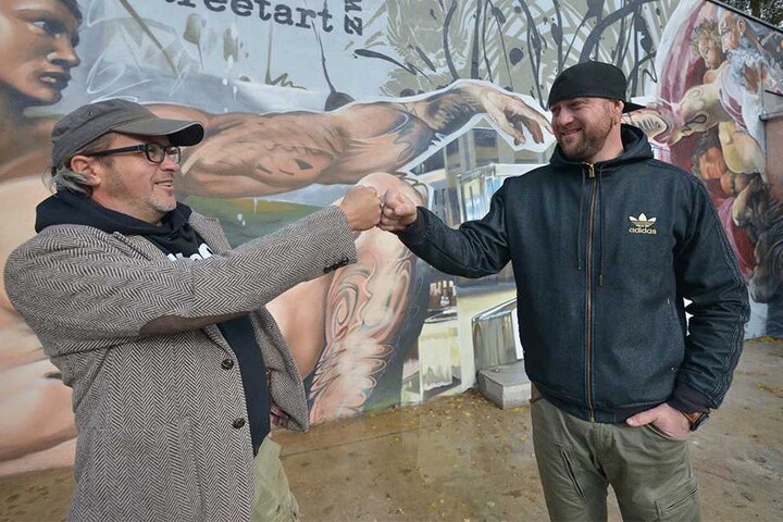Sind stolz auf ihr Kunstwerk: Streetart-Künstler „Tasso“ alias Jens Müller
(l.) und Star-Tätowierer Randy Engelhard.