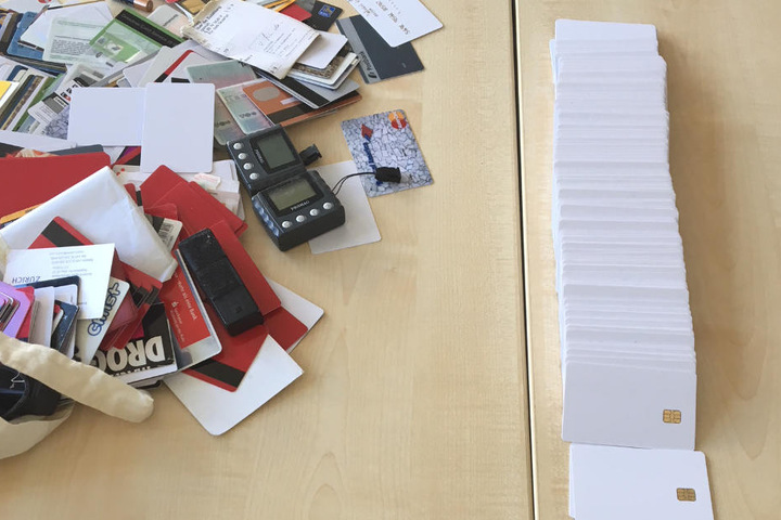 Bei den Durchsuchungen wurden Blanko-EC-Karten und weitere Beweismittel gefunden.