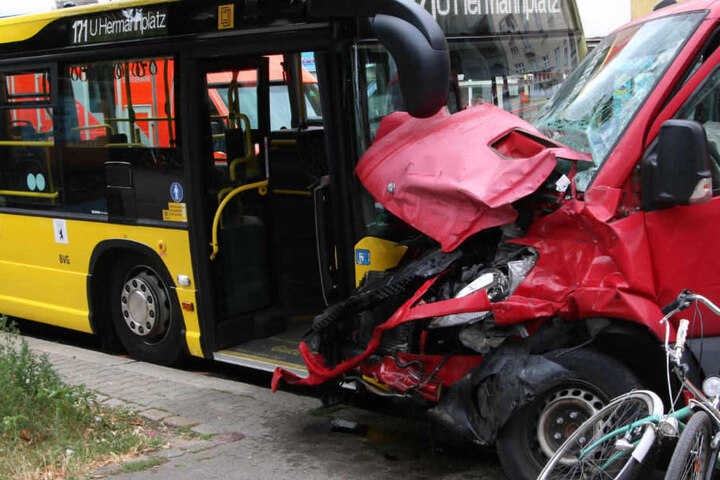 Ein Kleintransporter und ein Bus der BVG stießen gegeneinander.