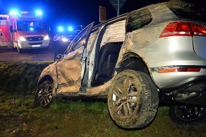 Der VW Touareg hat sich überschlagen und wurde komplett zerstört.