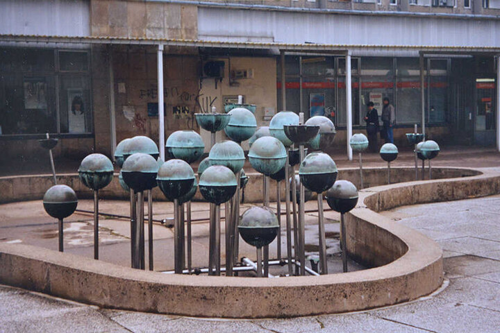 Nach der Wende verfiel der Kugelbrunnen, der einst das Versorgungszentrum des Yorckgebietes schmückte.