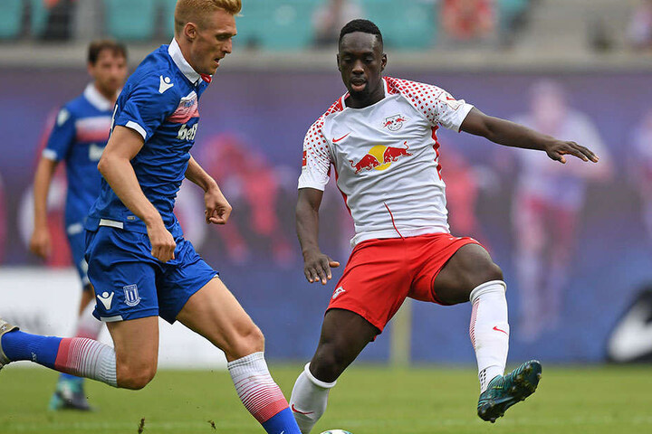 Jean-Kévin Augustin im Duell mit Stoke Citys Darren Fletcher. Augustin wird im Spiel gegen Dorfmerkingen dabei sein.