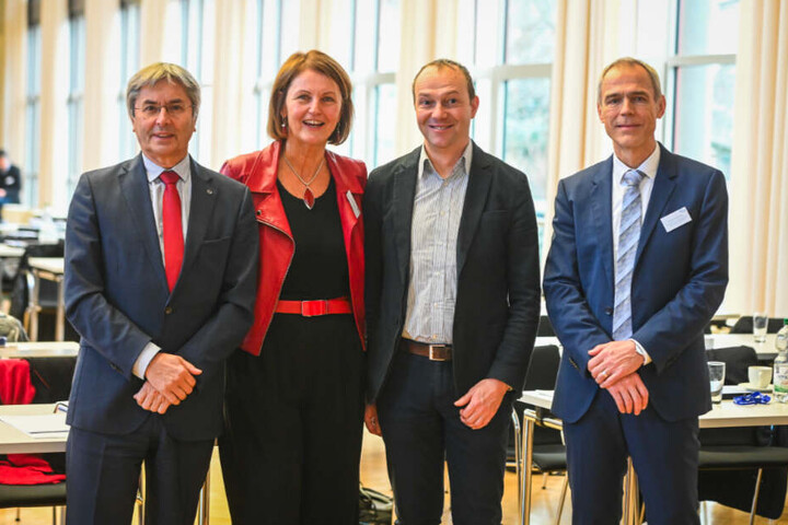 TU-Rektor Hans Müller-Steinhagen, Gunda Röstel von der Stadtentwässerung, Umweltminister Wolfram Günther und Wissenschaftler Peter Krebs haben die Ergebnisse des Projekts vorgestellt.