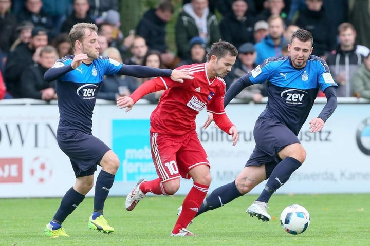 Mike Könnecke und Davy Frick, dem Torschützen zum 0:1, im Zweikampf mit Radim Vechet.