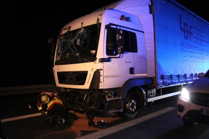 Auch der Fahrer des Lastwagens wurde bei dem Unfall verletzt.
