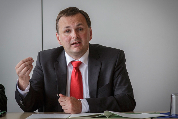 Wer sagt die Wahrheit. Der Linken-Politiker André Schollbach (38) bringt den Tagebuch-Streit vor den Verfassungsgerichtshof.