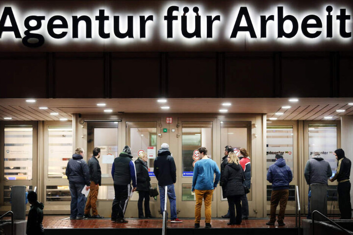 Die Bundesagentur für Arbeit will Flüchtlingen in Kooperation mit dem Verkehrsministerium die Ausbildung zum Lokführer ermöglichen. (Symbolbild)