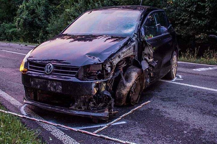 Dieser VW rammte auf der B28 den Dacia ins Grüne.