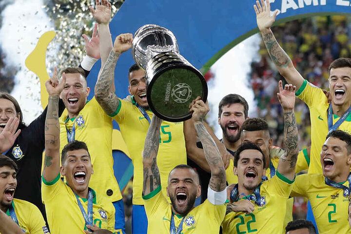 Kapitän Dani Alves reckt die Trophäe in den Nachthimmel von Rio.