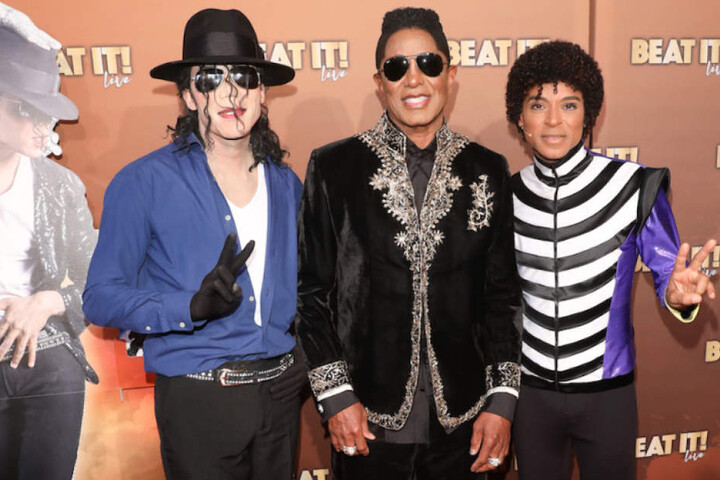 Jermaine Jackson (63, Mitte), einer von Jackos Brüdern, auf dem roten Teppich der Musical-Premiere mit den Darstellern Dantanio Goodman und Koffi Missah.