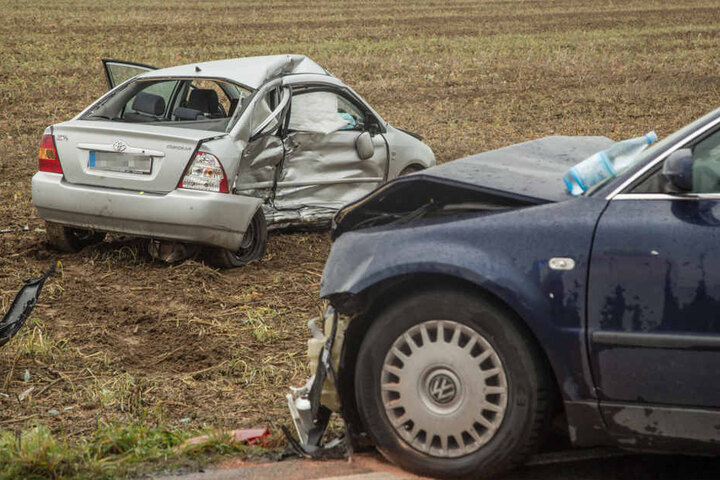 Er geriet in den Gegenverkehr und krachte gegen einen VW - beide Fahrer wurden schwer verletzt.