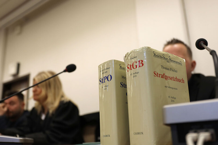 Die beiden Angeklagten (links und rechts verdeckt) am Montag in Köln.