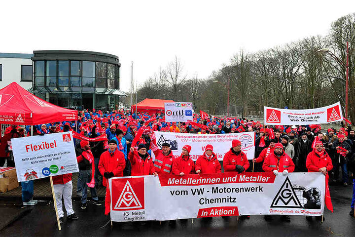 Rund 500 Mitarbeiter aus drei Chemnitzer Firmen trafen sich am Mittag zum Warnstreik vor dem VW-Motorenwerk.