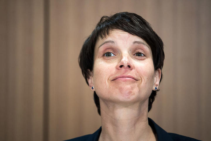 Frauke Petry (42, AfD) freut sich über vermeintliche neue Wähler.