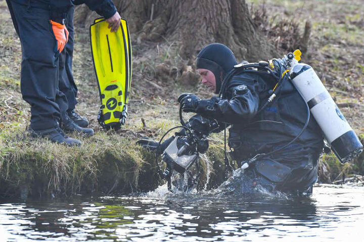 Taucher suchten am Mittwoch im Wolziger See nach der Leiche des Mädchens.