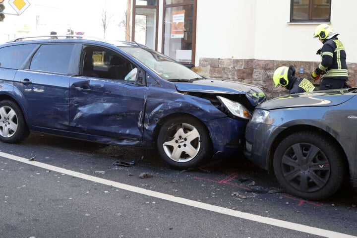 Der Ford wurde bei dem Unfall gegen einen Skoda geschleudert.