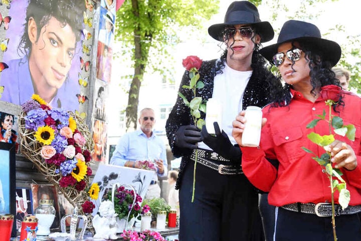 Einen Tag vor dessen zehnten Todestag haben Fans des "Kings of Pop" an ihr Idol erinnert.